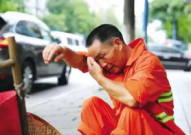 娱乐吃瓜酱环卫工人,默默守护城市清洁的“吃瓜酱”英雄